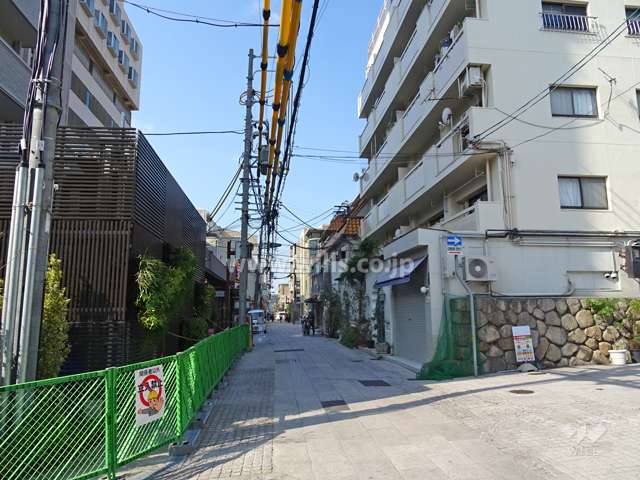 敷地南側の前面道路。「岡本商店街」の一角にあります。