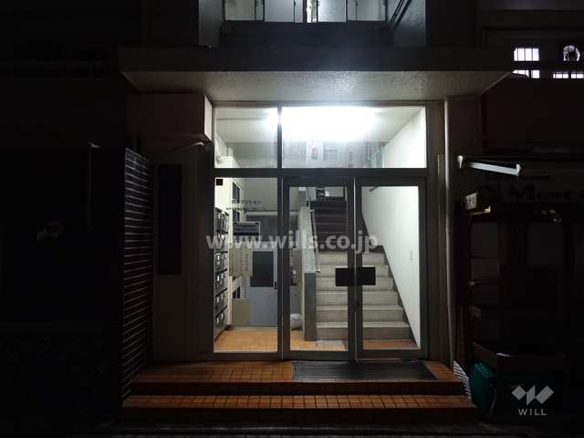 岡本マンションの夜景。エントランス部分。