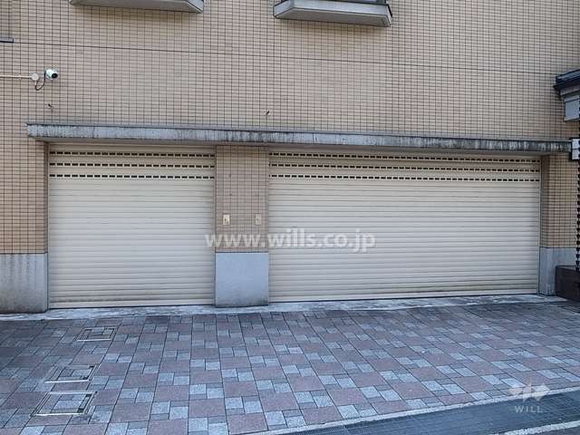 敷地内駐車場（屋内）　シャッター付きです。