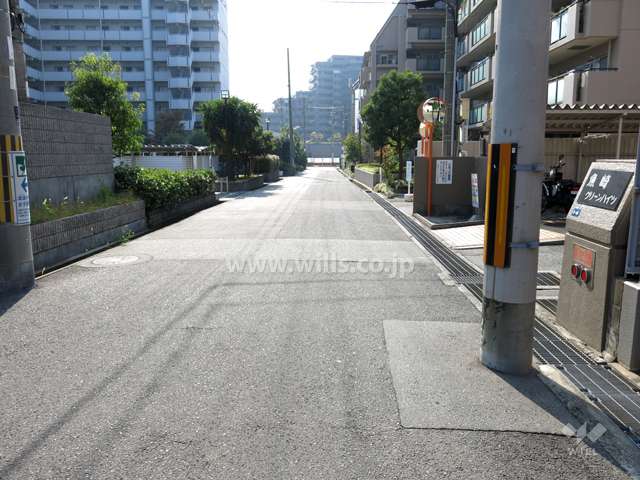 敷地東側の前面道路