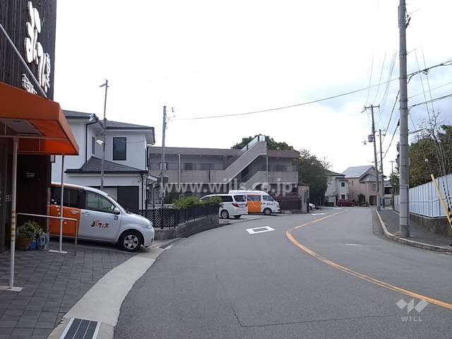 御影コーポビアネーズの遠景。周辺はマンションと一戸建てなどが混在する山手の静かな住宅地です。