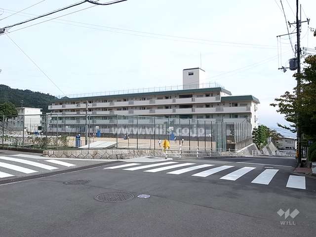 御影サニーハイツの遠景。周辺はマンションが多く立ち並ぶ、静かな住宅地です。敷地北側は渦が森小学校のグラウンドです。