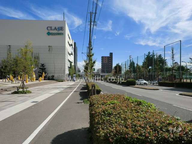 敷地西側の前面道路