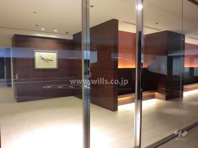 駐車場横のエントランスホール