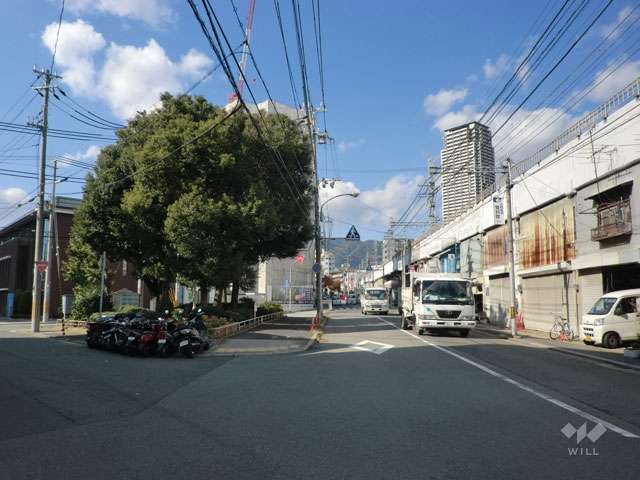 道を挟んで、阪神本線が走っています。
