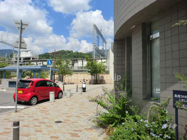敷地西側の前面道路