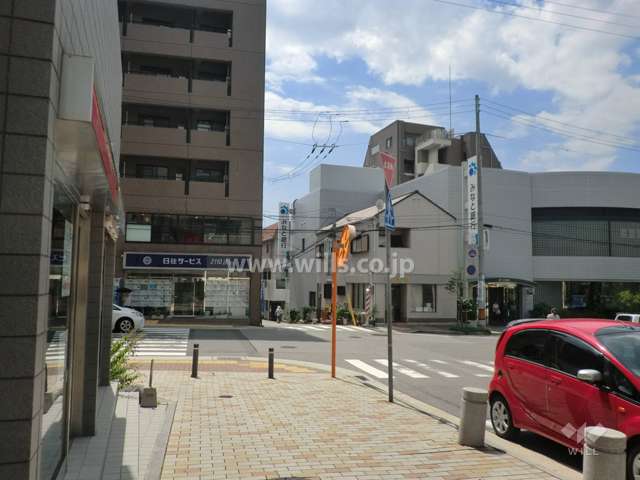 敷地西側の前面道路