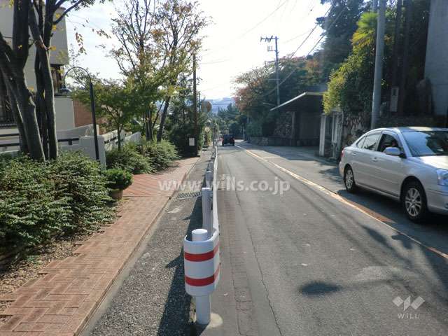 敷地西側の前面道路