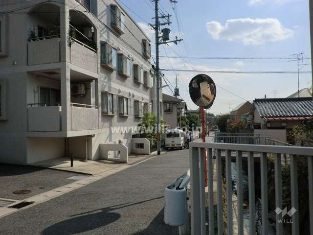 敷地西側の前面道路