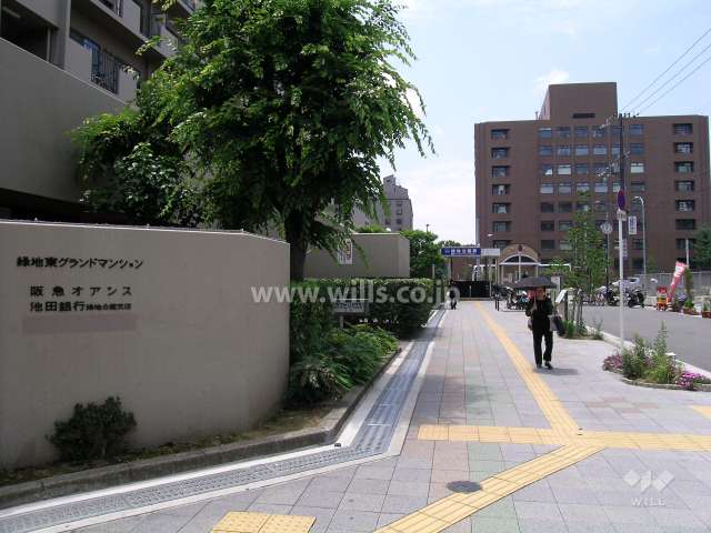 敷地北側の道（すぐ目の前に「服部緑地」駅の入口があります。）