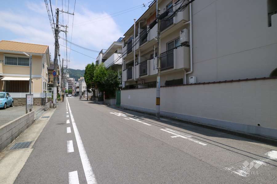 敷地西側の前面道路