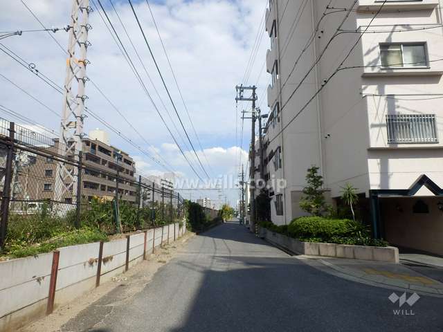 敷地北側の前面道路。敷地北側にはJR東海道本線が走っています。