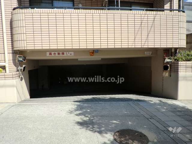 地階にある駐車場へのアプローチ