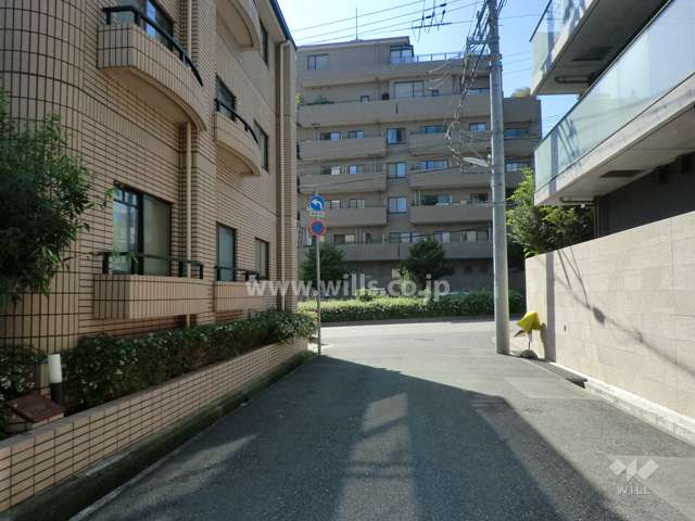 敷地北側の前面道路