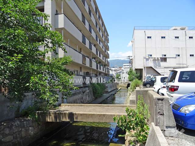 敷地の東側には「天神川」が流れています。