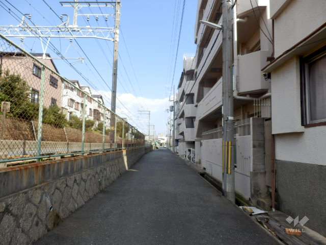 敷地北西側には道を挟んで、阪急神戸線が走っています。