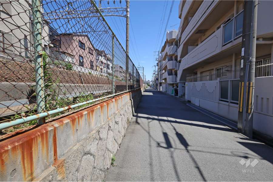 敷地北側の前面道路
