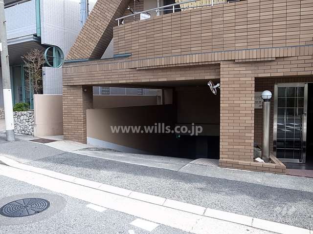 地階にある駐車場へのアプローチ