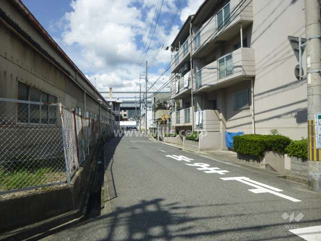 敷地西側の前面道路