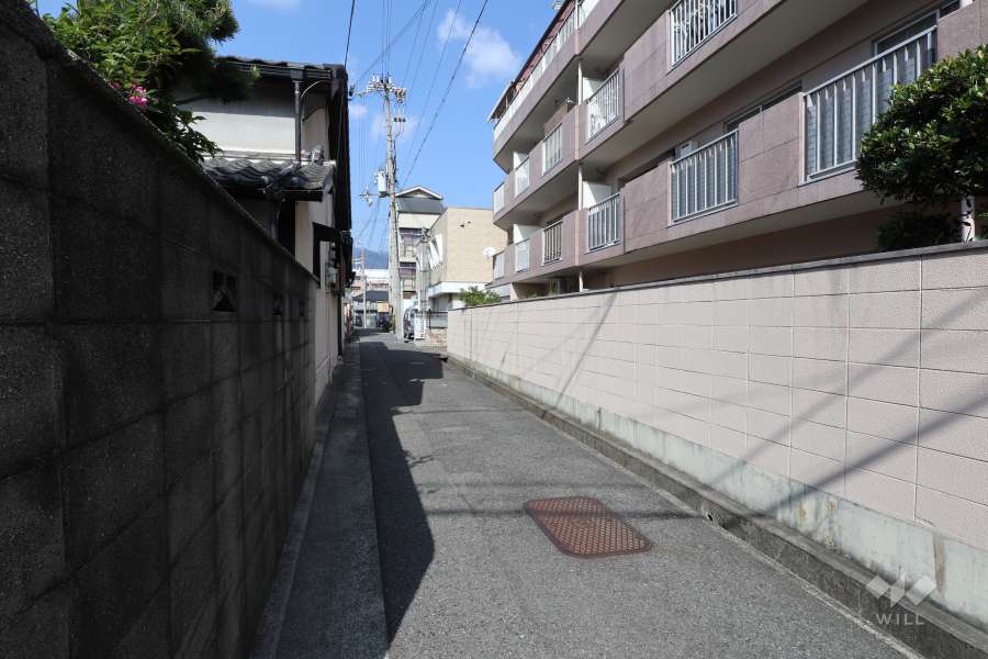 敷地西側の前面道路（南側から）