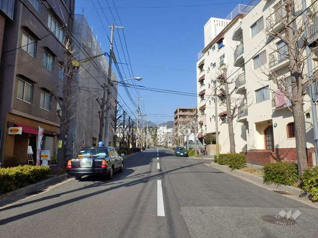 敷地西側の前面道路