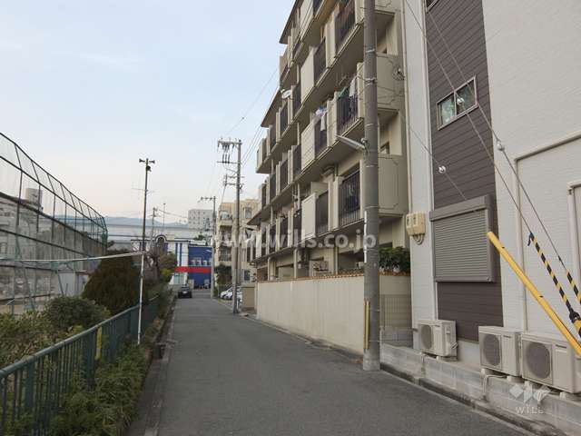 敷地西側の前面道路