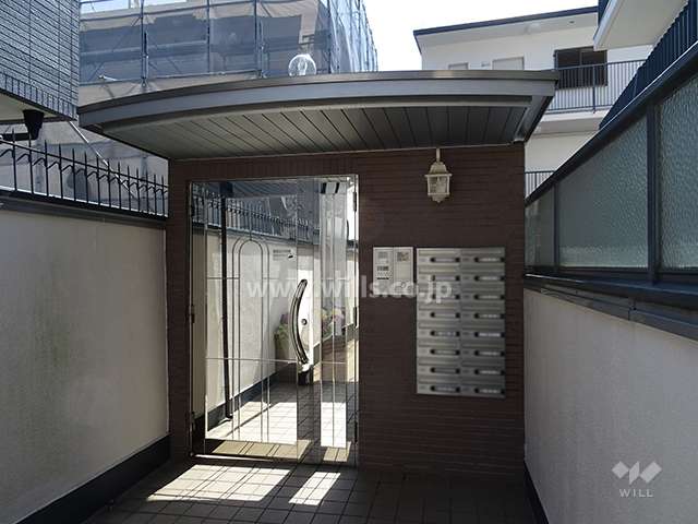 東側エントランス