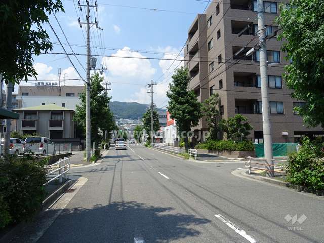 敷地西側の前面道路