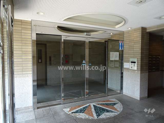 エントランスはオートロック付きです。