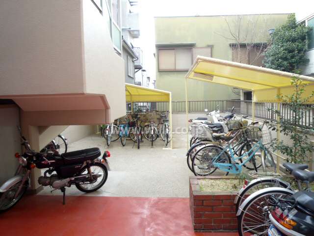 バイク置場と駐輪場