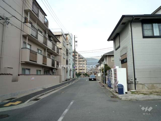 敷地東側の前面道路（南側から）