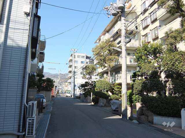 敷地西側の前面道路