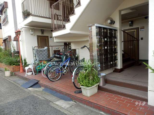住戸入り口（共用ポスト）