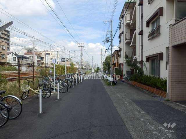 敷地北側の前面道路。道を挟んでJR東海道本線が走っています。