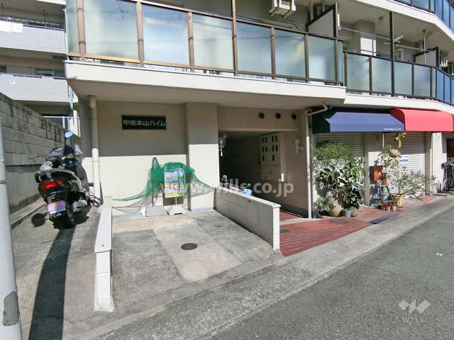 エントランスとゴミ置場