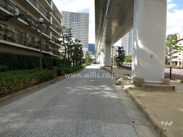 敷地東側の前面道路。目の前に六甲ライナーが走っています。