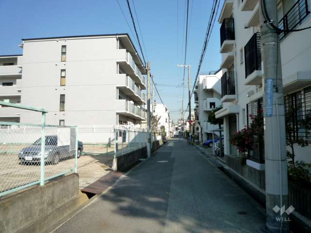 敷地北側の前面道路（東側から）