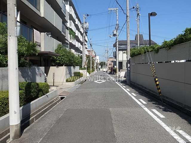 敷地南側の前面道路