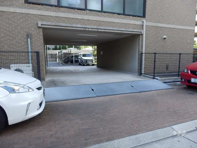 駐車場出入り口