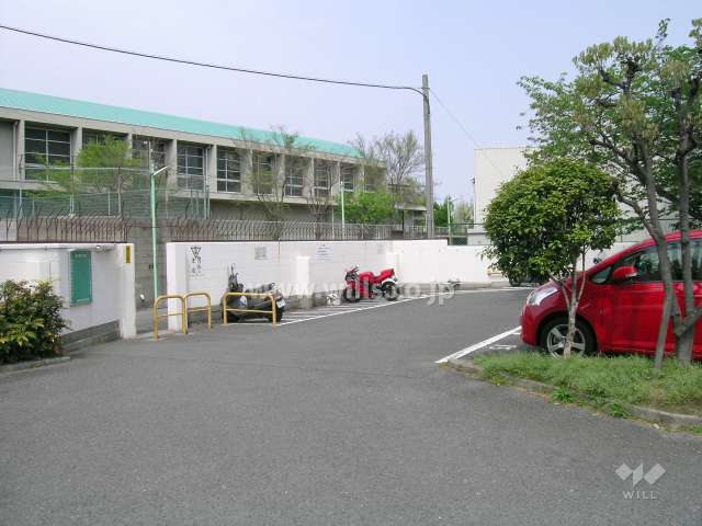 敷地は『千成小学校』に隣接しています。