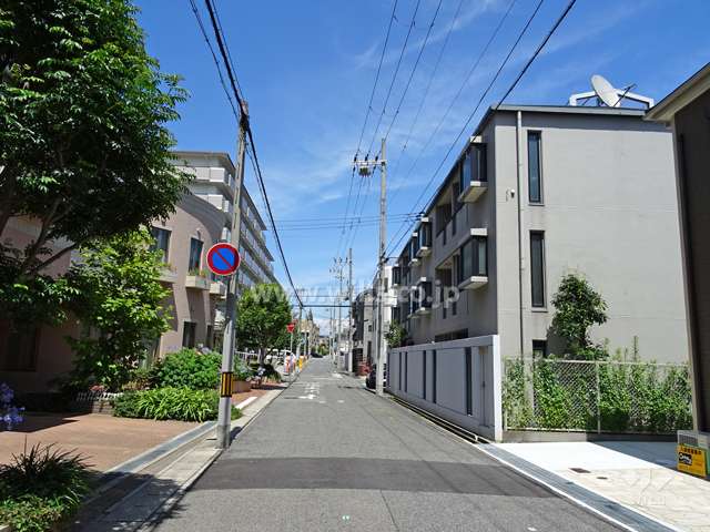 敷地北側の前面道路