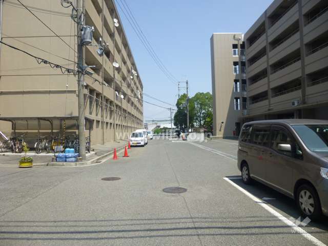 敷地南側の前面道路