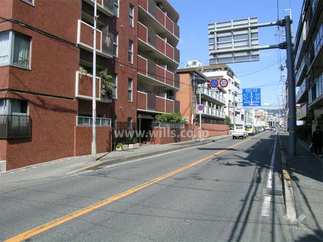 敷地東側は国道176号線に面しています。