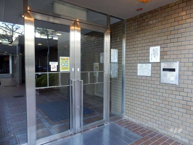 エントランスはオートロック付きです。