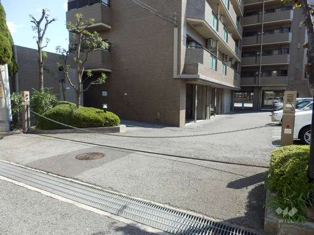 駐車場出入り口（ロボットゲート付き）