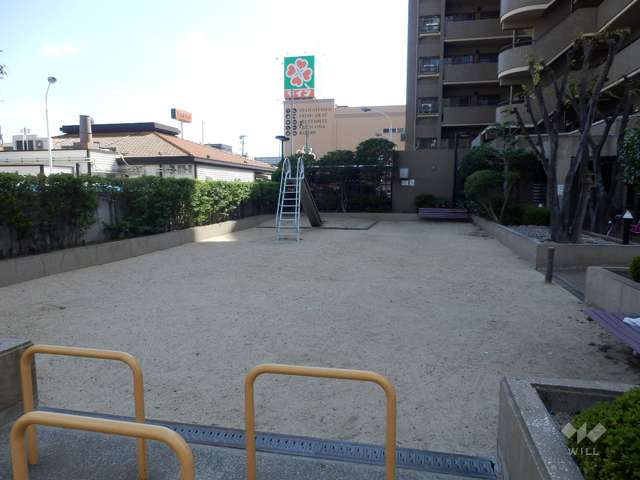 敷地に隣接する小さな公園