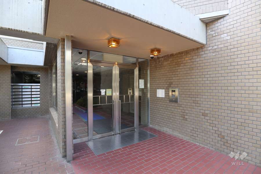 エントランスはオートロック付きです。