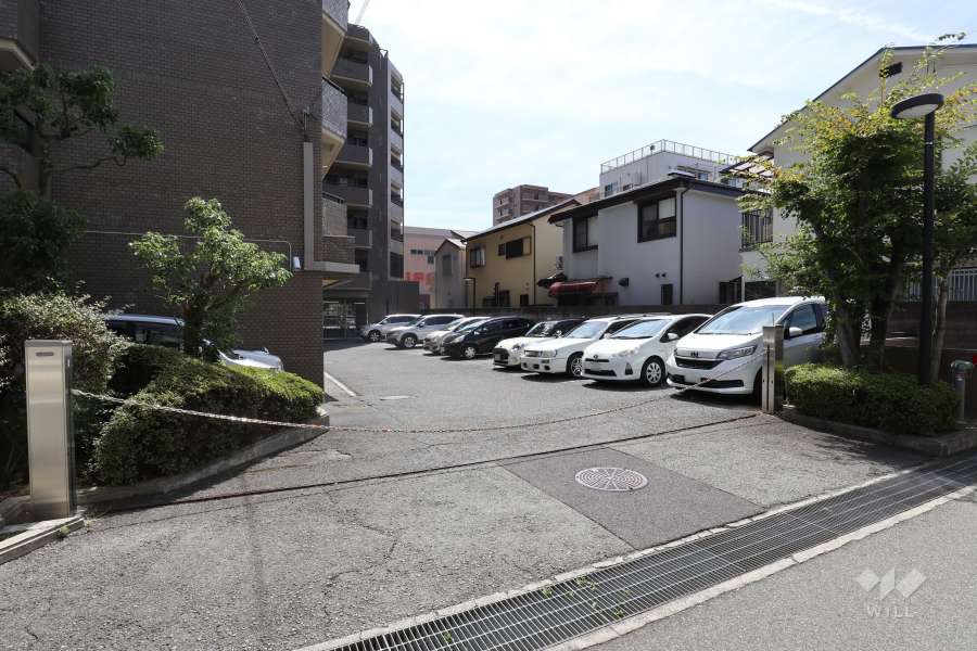 駐車場出入り口（ロボットゲート付き）