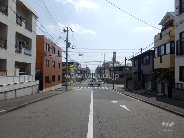 敷地西側の前面道路