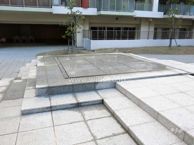 広場には噴水が設置されています。